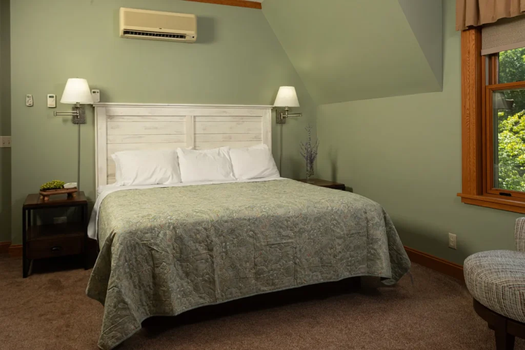 Brownstone Room: king bed beneath the window